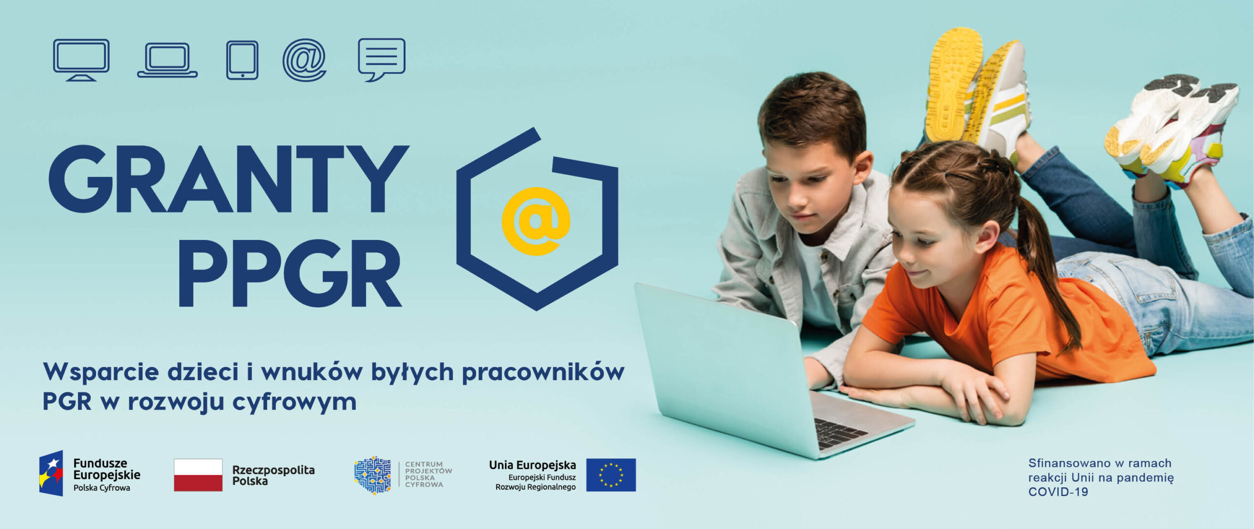 Logo grantu PPGR, na zdjęciu widoczni są chłopiec i dziewczynka leżący przed komputerem przenośnym 
